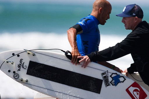 Kelly trying out another board midheat after posting a 9.0 and a 9.5. Kelly makes the exchange with Belly from Quiksilver Europe. 